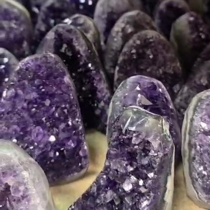 Premium Amethys for altars and decor. 0.5 to 1 lb diferente clusters. High shades of dark purple quartz. 